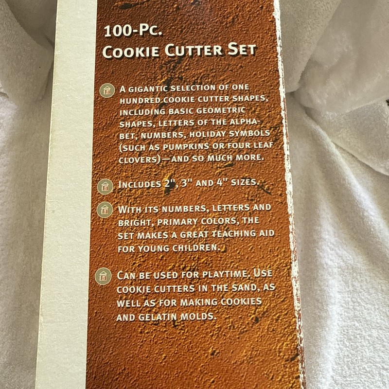 Living Quarters 100 PIECE PLASTIC COOKIE CUTTER SET Used Original Box gallery