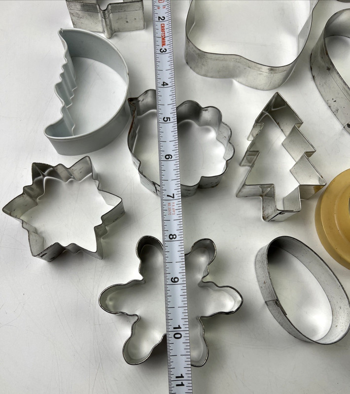Vintage Lot of 17 Plastic/Tin Cookie Cutter Variety Shape Many More,See Pictures gallery
