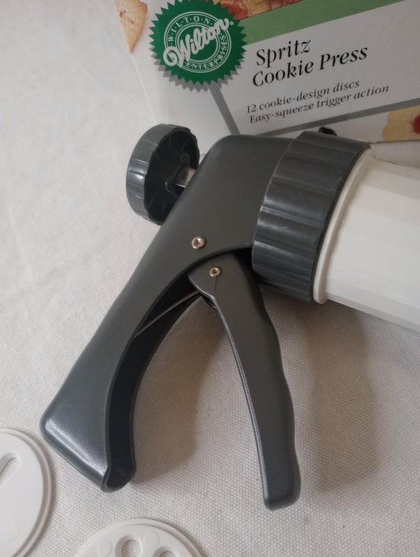 Vintage WILTON SPRITZ COOKIE PRESS WITH 12 DIFFERENT COOKIE DESIGN DISCS gallery