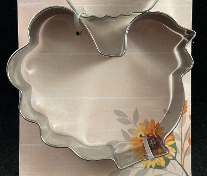 Cookie Cutters - 3 Pieces - Metal - Leaf / Pumpkin / Turkey gallery
