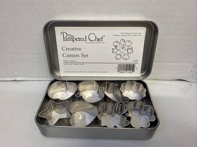 The Pampered Chef Creative Cutters Set Mini Cookie Cutter Set of 8 Storage Tin