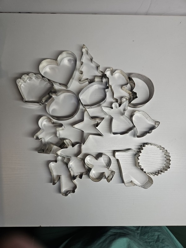 Christmas Holiday 16 Cookie Cutters – Santa, Snowman, Star, Angel, Tree & Holly