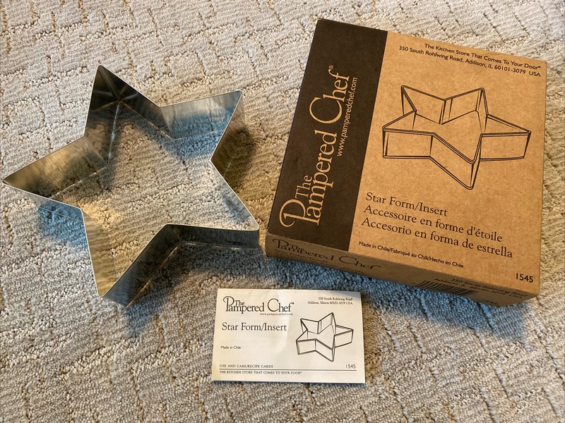 NEW IN BOX…THE PAMPERED CHEF STAR FORM INSERT PAN MOLD…#1545