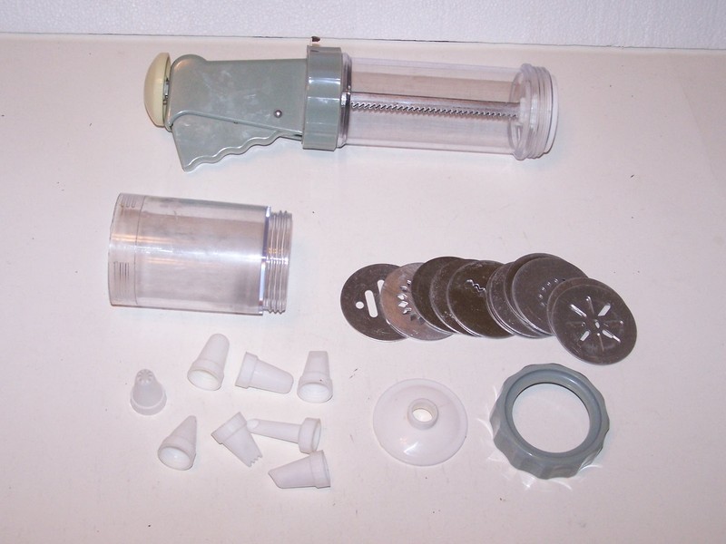 Perfect Cookie press bakery cookies in seconds 12 design disks 8 decorating tips