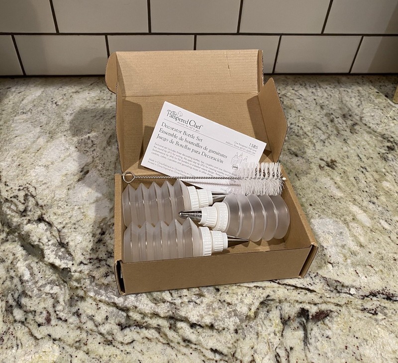 new PAMPERED CHEF 1585 Pastry Cake Decorator Bottle Set