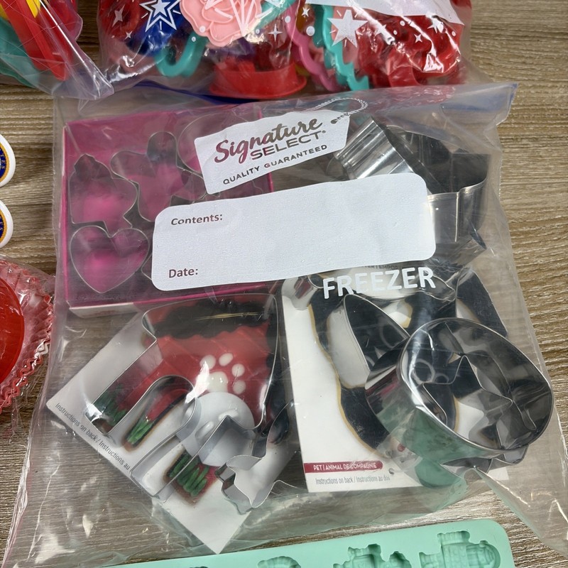 HUGE Lot of over 150 Plastic & Aluminum Metal Cookie Cutters Seasonal Everyday gallery