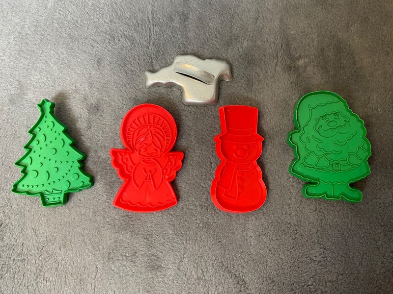 Lot Of 5 Christmas Cookie Candy Cutters Red Green Santa Tree Angel Snowman gallery