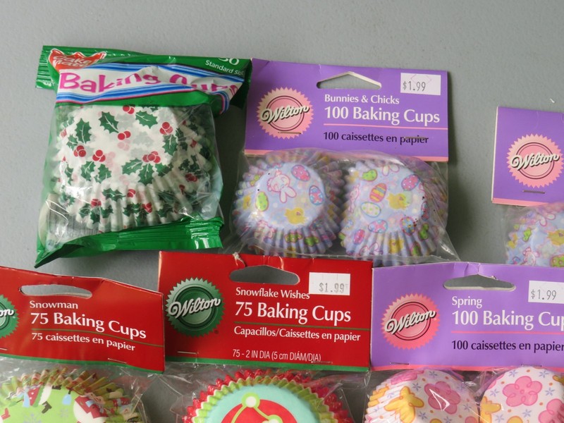 CUPCAKE PAPER LINERS CUPS ASSORTED LOT OF 15 PACKS WILTON MINI & REGULAR 1000+ gallery