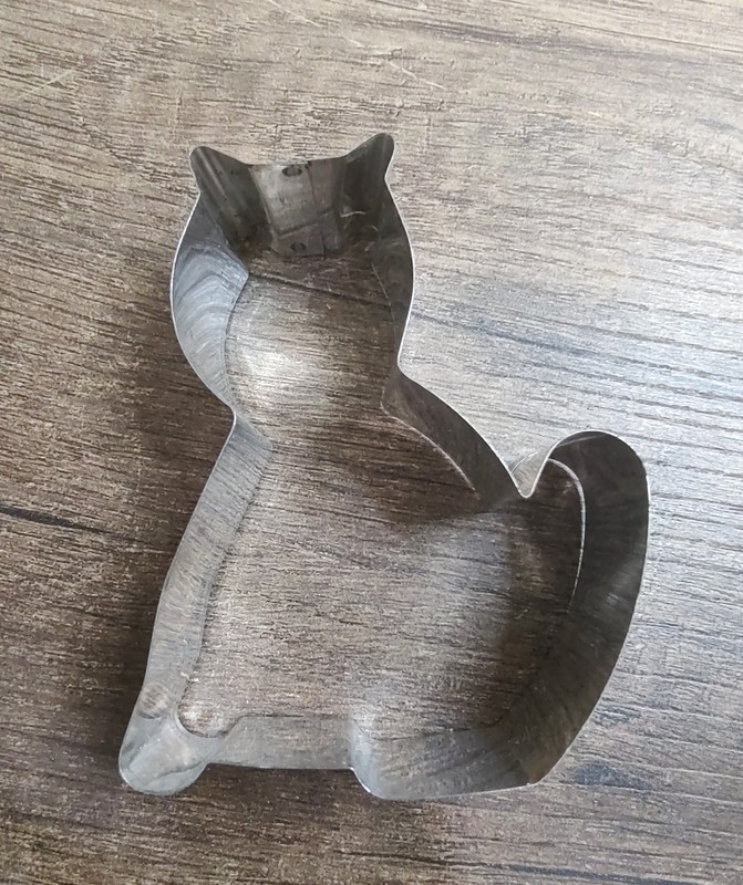 USED Metal Sitting Cat Shaped Cookie Cutter, 3.25″H x 2.5″W x 1″D