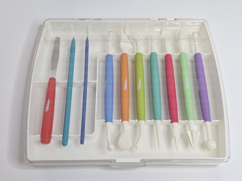 Wilton 10 Piece Gum Paste Tool Set Fondant Cake Decorating Decoration with Case