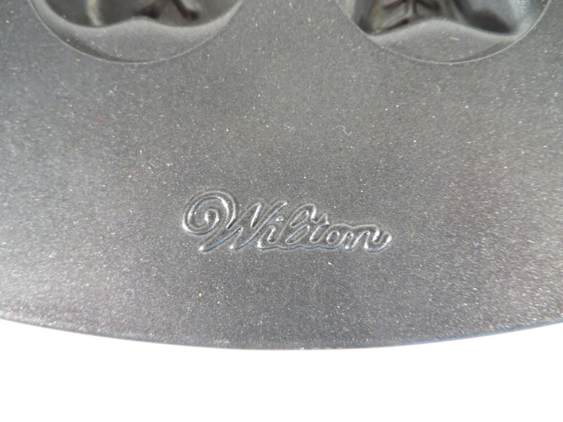 Wilton Valentine Pan Metal Mini Molds Chocolates Cakes Hearts Love XOXO gallery