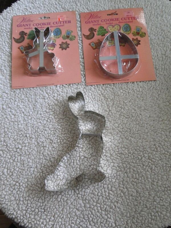 New Vintage Easter Wilton Giant Cookie Cutters, Lot 1