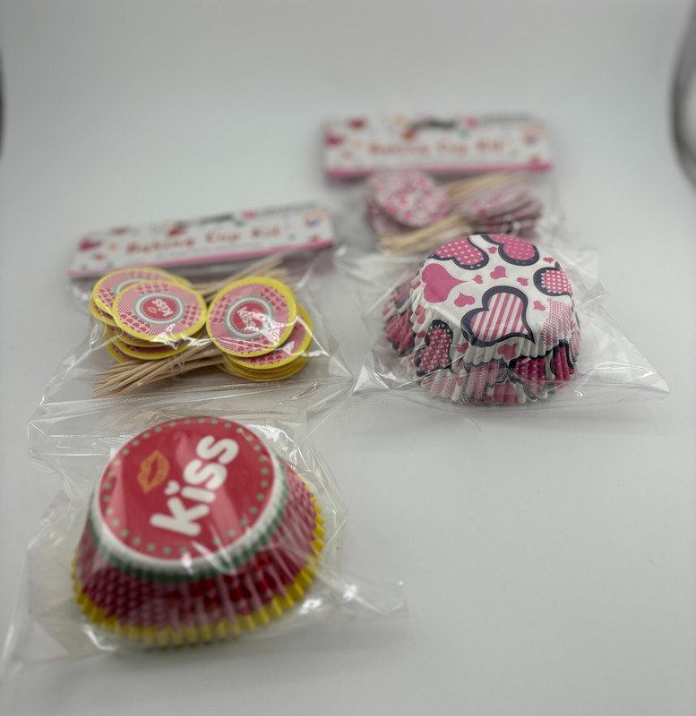 96 Cupcake Liners Baking Cups & Picks 4 Pack Valentines Day Hearts Love Kiss gallery
