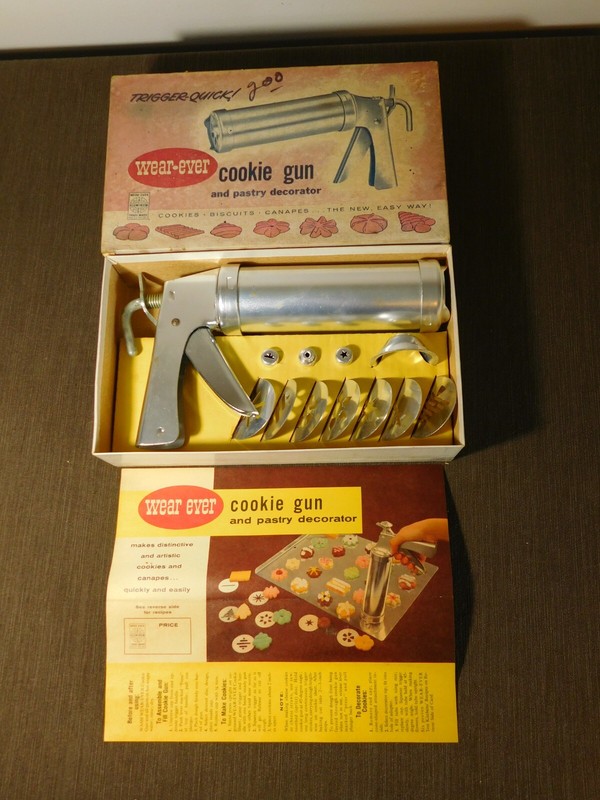 VINTAGE KITCHEN WEAR EVER COOKIE GUN & PASTRY DECORATOR in BOX