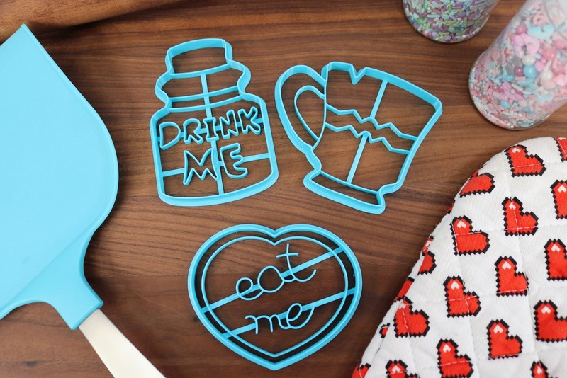 Alice's Adventures In Wonderland Storytime Cookie Cutters - Chipped Tea Cup, gallery
