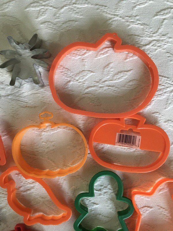 HALLOWEEN COOKIE CUTTERS Lot Of 17 Shapes Pumpkins Witches Bats Ghosts Raven gallery
