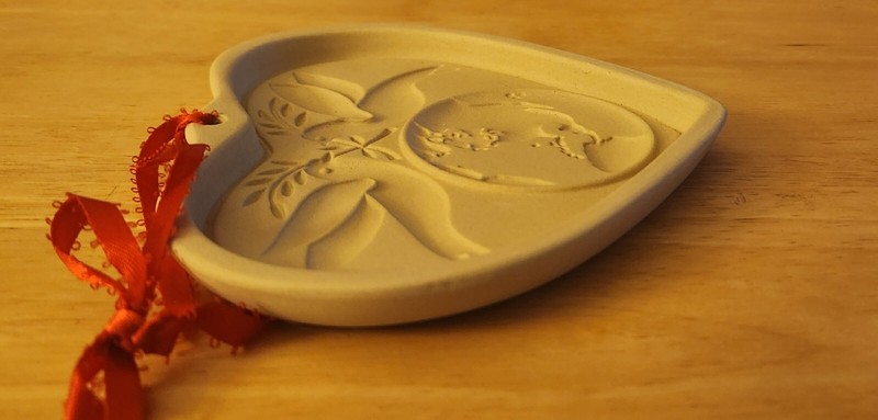 Pampered Chef Heritage Stoneware Cookie Mold "Peace on Earth" Heart 2002 gallery