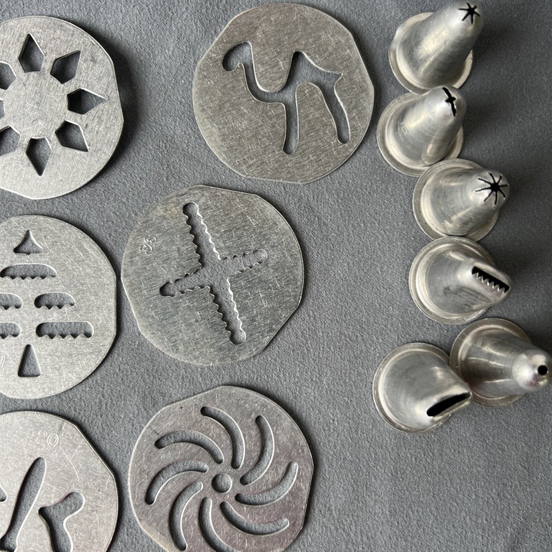 Vtg Mirro Cooky Pastry Twist Press Decorator Set 12 Plates, 9 tips, recipe book gallery