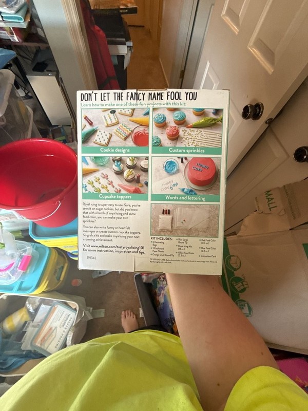 Tasty by Wilton Royal Icing 101 Decorating Kit gallery