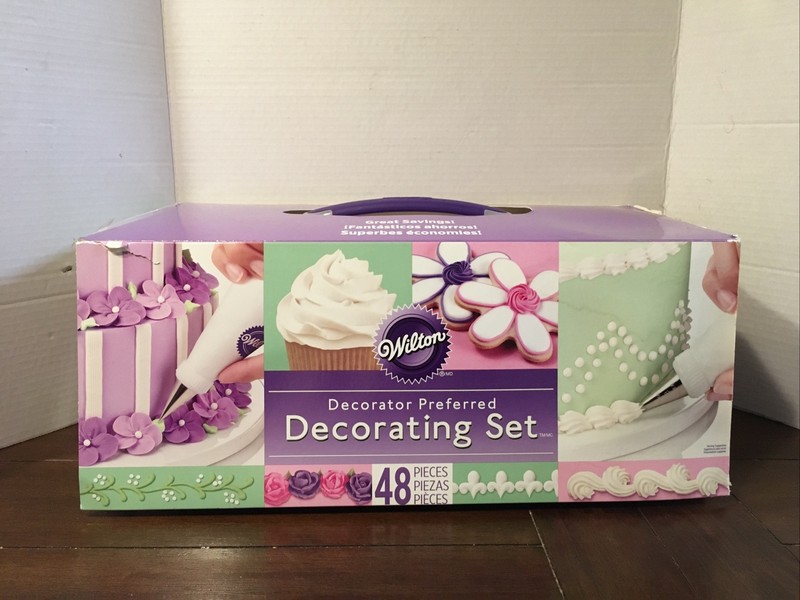 New Wilton Cake Decorator Preferred Decorating Set Tool Caddy contains 48 pieces