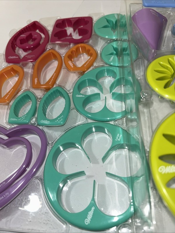 Wilton Gum Paste Flower Cutter Set with 26 pieces gallery