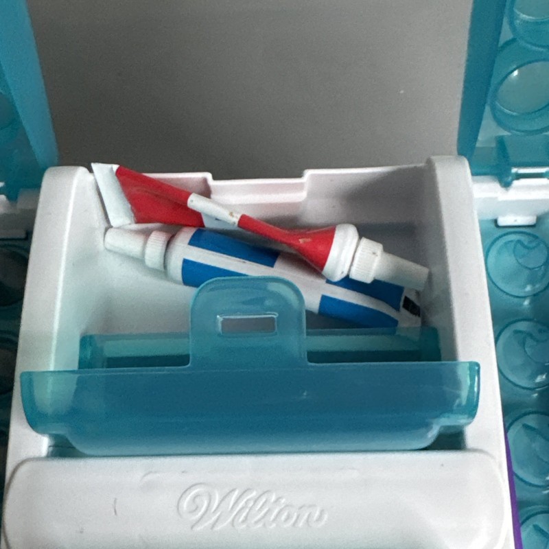 WILTON Ultimate Cake Decorating Set Tool Kit Caddy READ See photos for contents gallery