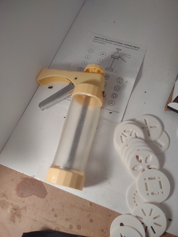 Biscuit Compressor Set – Clear Tube with 16 Discs and 6 Icing Tips 2119