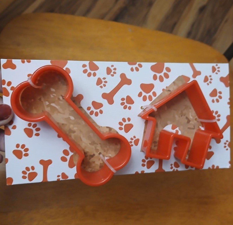 Plastic Cookie Cutters Dog Bone & Dog House, 2 Pc.