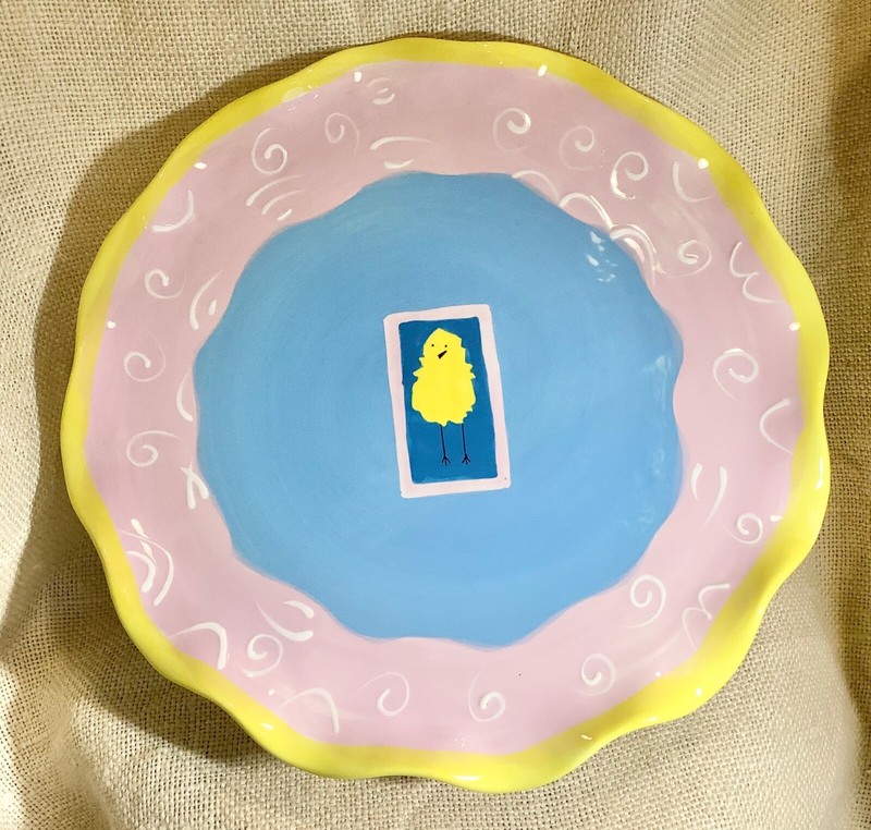 BOSTON WAREHOUSE TRADING Co. Pastel wavy edge yellow chick & eggs cake stand