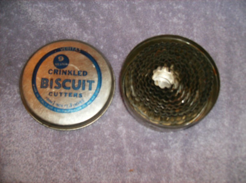 9 PC CRINKLE BISCUIT CUTTERS IN TIN CAN STORAGE 1" TO 3" DIAMETER CANDY COOKIE gallery
