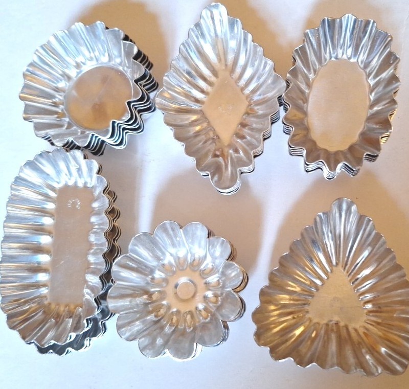 VINTAGE(36)PETITS FOURS CAKE/CANAPE/TARTLET/CHOCOLATE MOLD METAL TIN BOX SWEDEN