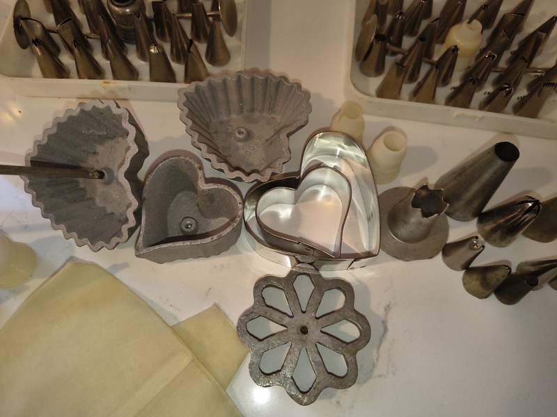 Wilton Tip Cake Cookie Icing Decorating Piping Tool VTG Lot/ Cutters, Press gallery