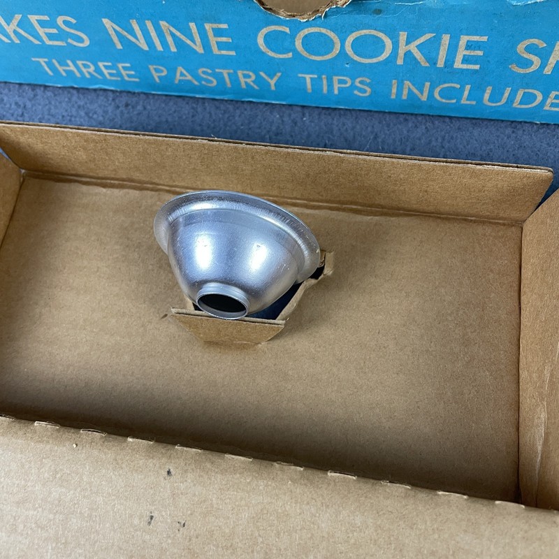 Vintage WearEver Cookie Gun Press Set Aluminum Silver 9 Discs 3 Tips With Box gallery