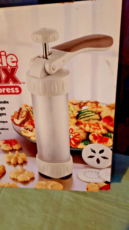 Wilton VTG Cookie Max Press 2001 12 Designs Preowned gallery