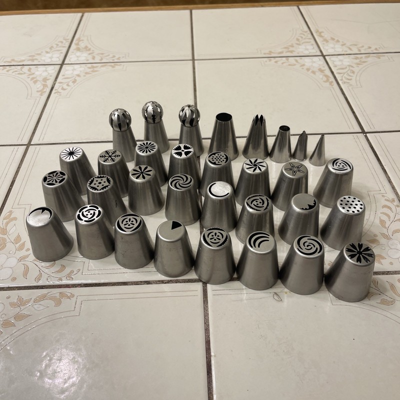 lot of 32 Stainless Steel KOREA piping cake decorating tips