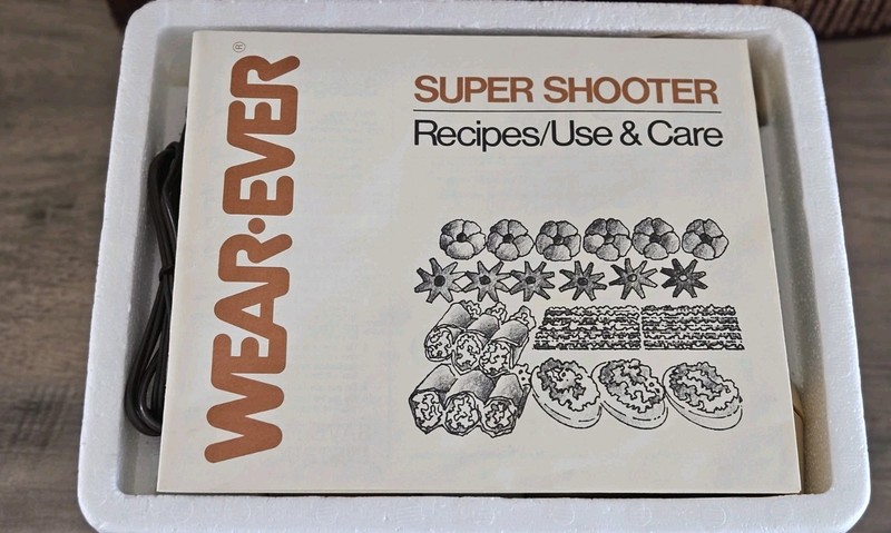 Vintage Wear-Ever Super Shooter 70123 Electric Cookie Press Gun. w/Box gallery