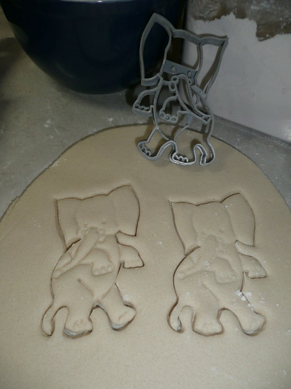 SAGGY BAGGY ELEPHANT CHILDRENS BOOK CHARACTER COOKIE COOKIE CUTTER USA PR3486 gallery