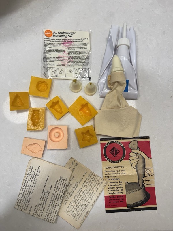 Vintage Cake Decorating Kit Wilton Pfeil & Holing Featherweight TipFondant Molds