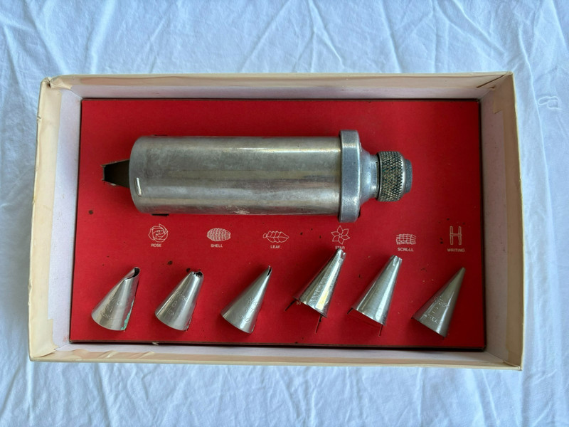 Ateco Fancy Cake & Pastry Decorating Set with 6 nozzles and syringe- all metal gallery