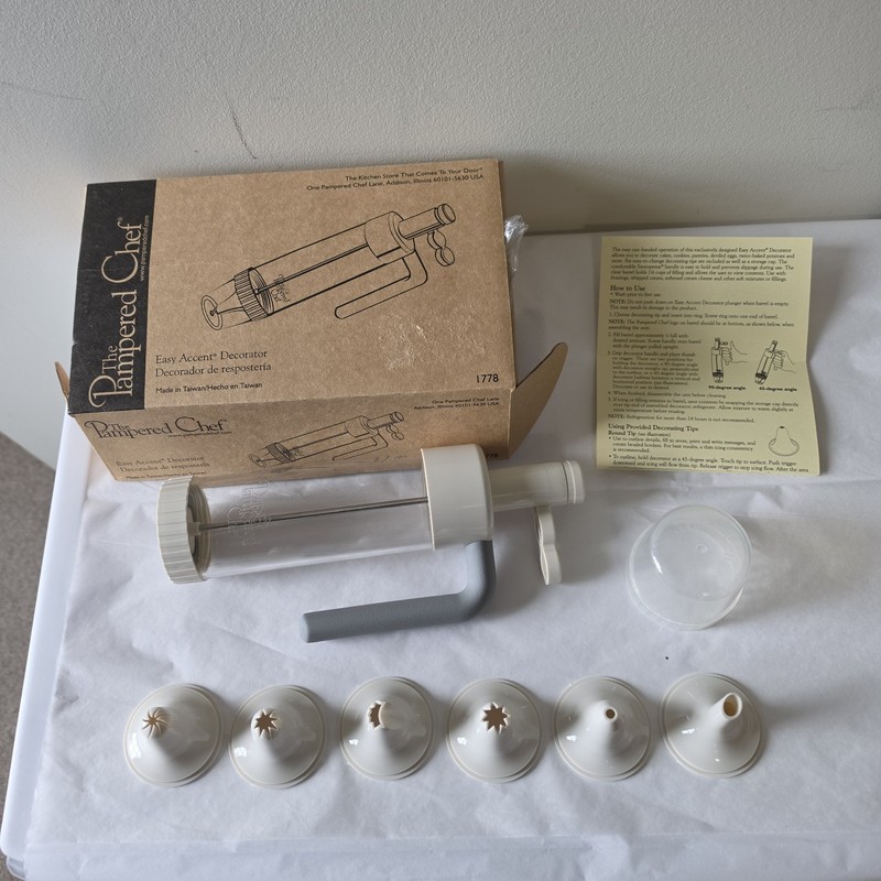 Pampered Chef Easy Accent Decorator #1778 Icing Frosting Cookie Press EUC gallery