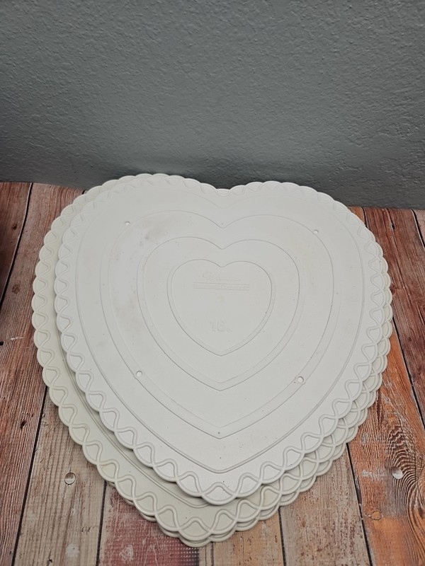 Set of 10 Vintage Wilton Heart Tier Platforms in White Plastic gallery