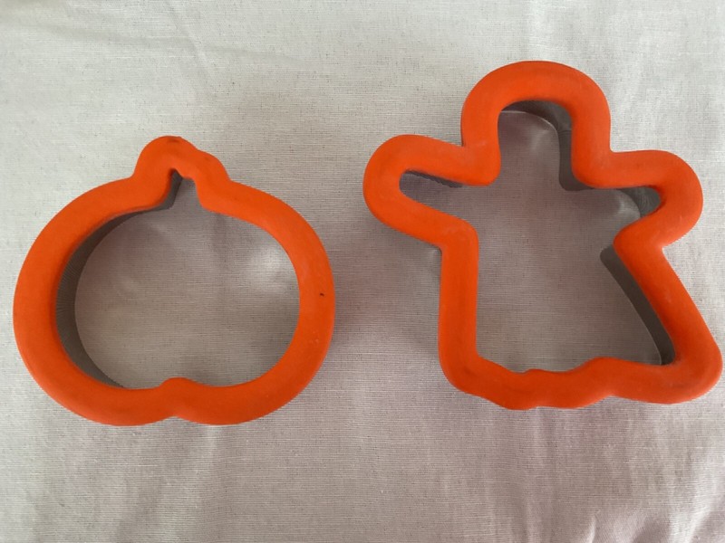 TWO WILTON 1996 1998 COMFORT GRIP COOKIE CUTTERS Ghost Pumpkin Halloween