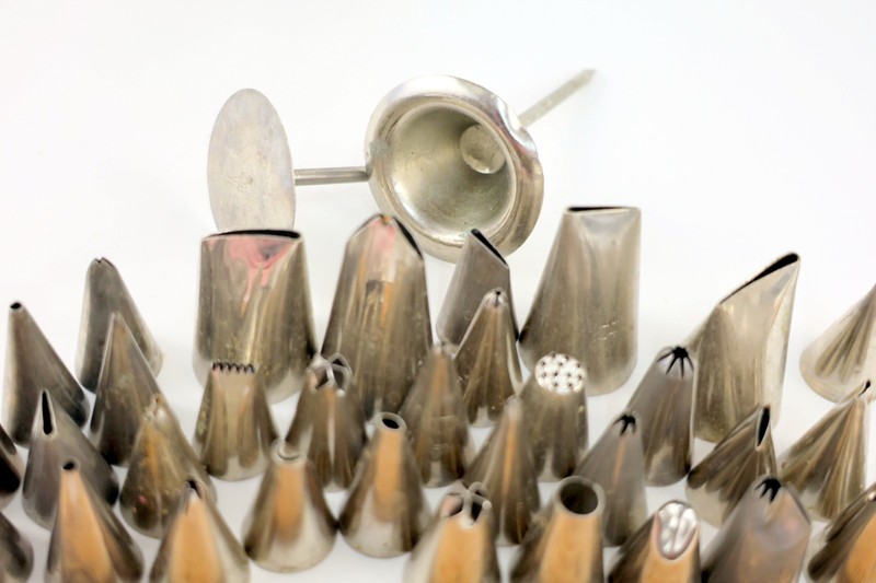 Lot of 34 - Wilton Piping Icing Decorating Tips gallery