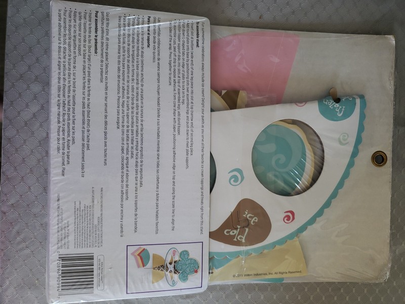 Wilton Ice Cream Topping Stand Kit gallery