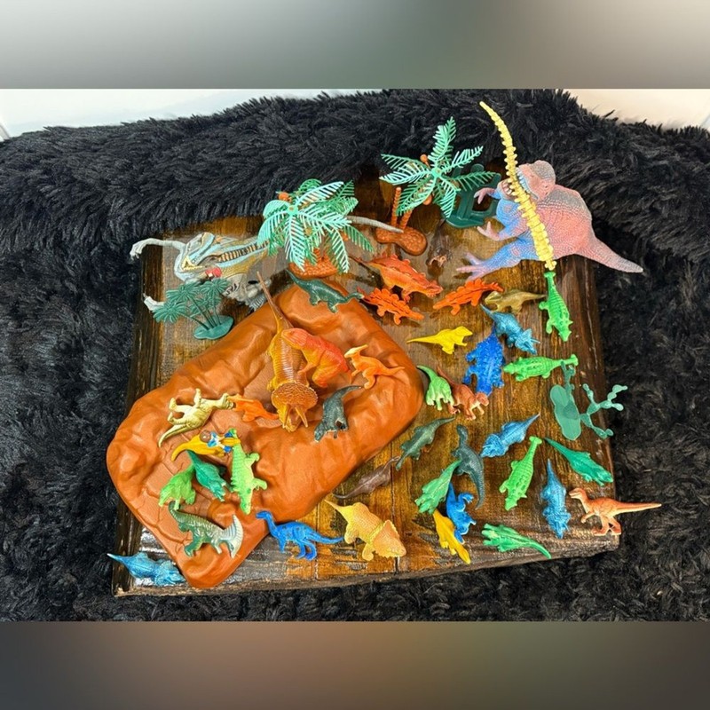 Universal Dinosaur Play Box Red and Green Toy Set Carry Case Prehistoric Play gallery