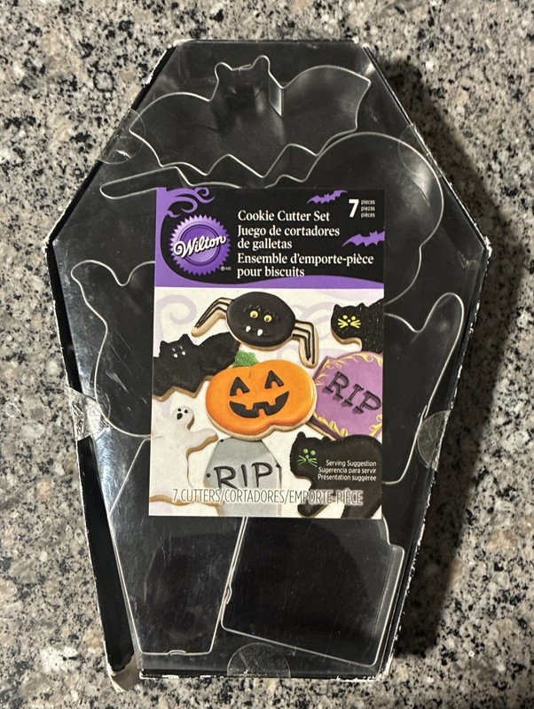 Wilton Halloween Cookie Cutter Set Coffin Box 7pc – Spider Pumpkin Ghost RIP Cat