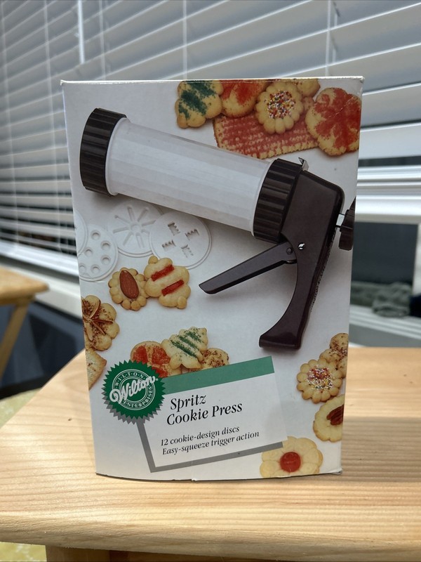 Wilton Spritz Cookie Press 12 cookie discs, easy trigger action, Pre-Owned