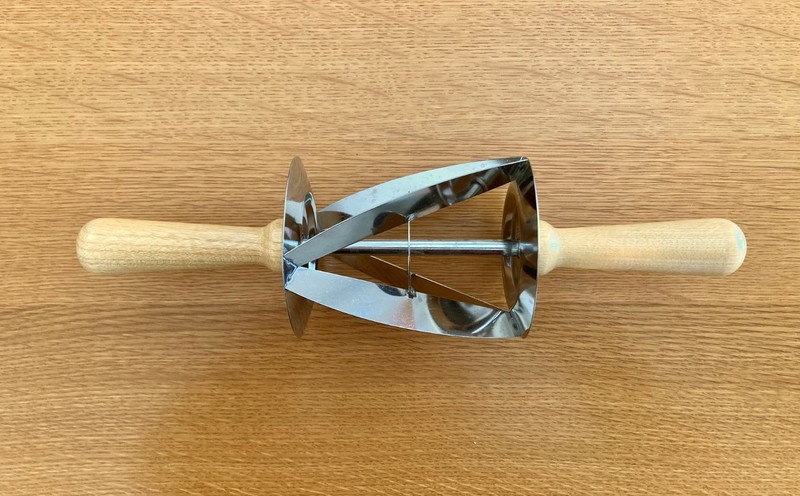 Rolling Croissant Cutter - Wood Handle - Cuts Triangle Dough Pastry gallery