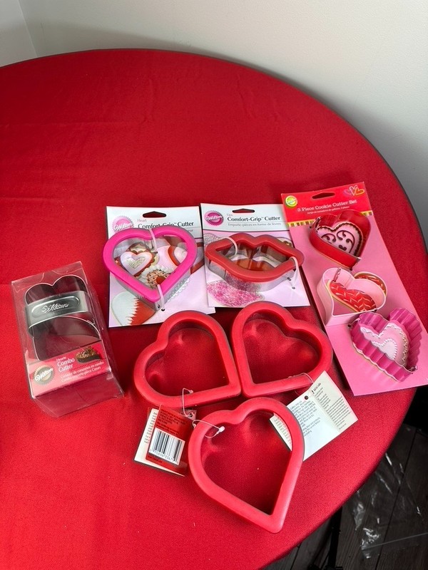 7 LOT Wilton Comfort Grip Valentines Day Cookie Cutter Mix Heart & Lips Shape
