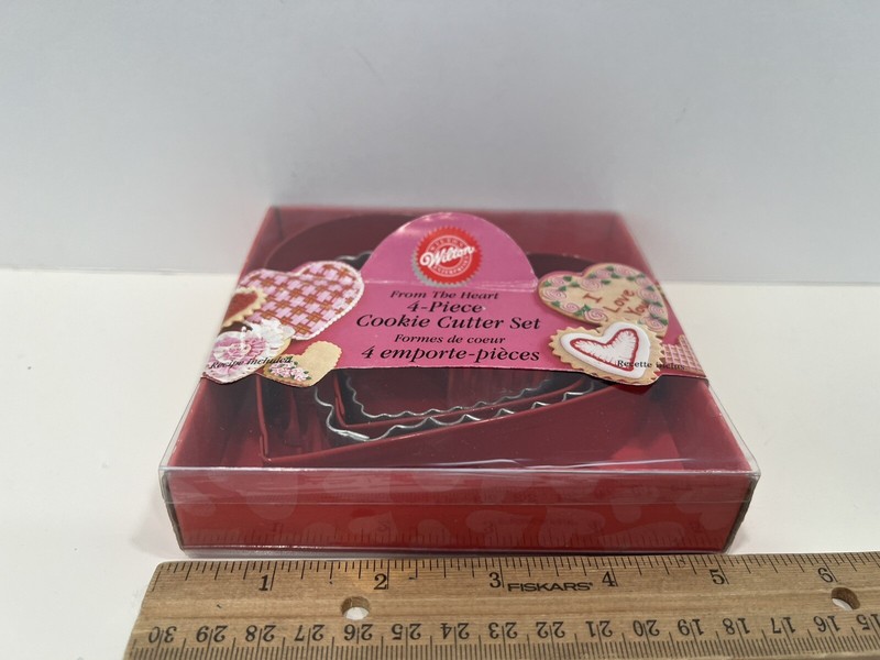 Vintage Wilton Valentine's Heart Metal Cookie Cutter Set 4 Piece Boxed New 1998 gallery